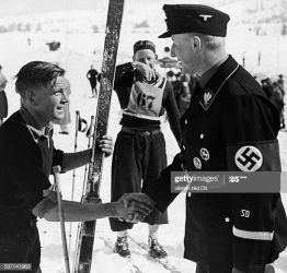 (Eingeschränkte Rechte für bestimmte redaktionelle Kunden in Deutschland. Limited rights for specific editorial clients in Germany.) Heydrich, Reinhard (*07.03.1904-04.06.1942+) , Politiker, NSDAP, D, SS-Offizier (SD/Gestapo), - gratuliert dem SS-Sturmmann Scherer, (links) zum Gewinn des zweiten Platzes, im 18-km Langlauf bei der Polizei-Skimeisterschaft in Hindelang, im Allgäu (Photo by ullstein bild via Getty Images)