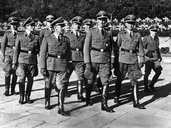 Oslo september 1941. SS Gruppenführer Reinhard Heydrich (midt i første rekke), på besøk i Norge den tyske okkupasjonen av Norge under annen verdenskrig. Heinrich Fehlis, sjefen for tysk sikkerhetspoliti og sikkerhetstjeneste ( Gestapo) i Oslo under krigen (t.h.). Rolf Schiedermair (til venstre, litt bak Heydrich). Bildet er sannsynligvis tatt på den tyske krigskirkegården på Ekeberg. Foto: SCANPIXNTB-mappe: Personer